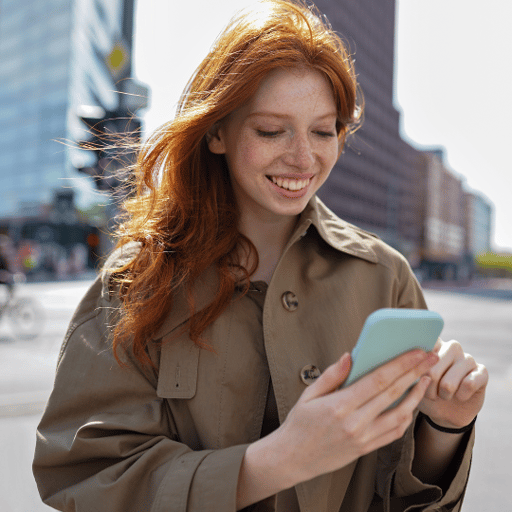 city-girl-using-smartphone